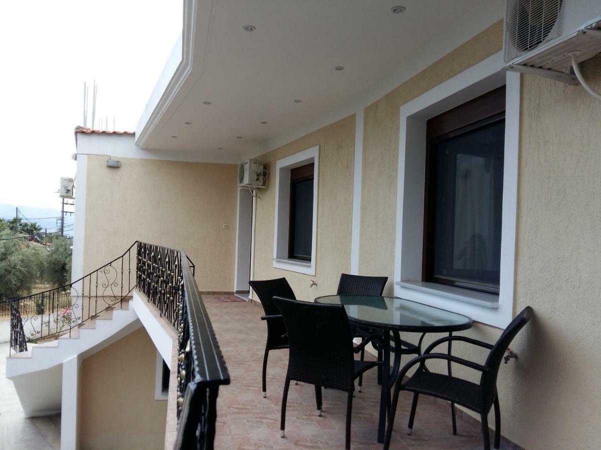 Gougousis Apartments Kaloyiros Bagian luar foto